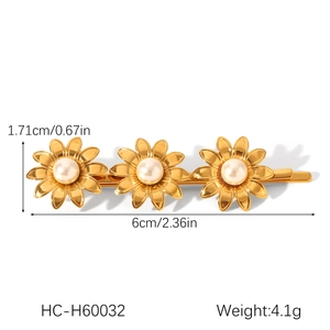 Détail de la pince à cheveux trois fleurs avec perles et placage en or 18 carats