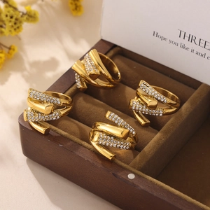 Bagues dorées géométriques multicouches avec zircons dans un coffret en bois chic