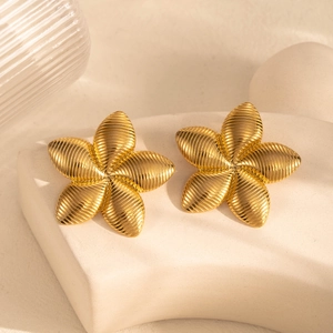 Orecchini a petalo di fiore in acciaio al titanio dorato con superficie testurizzata su base