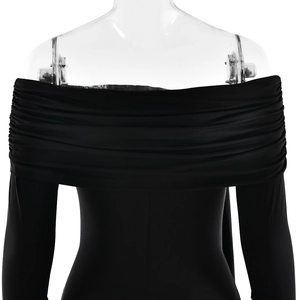 Détail de la texture froncée élégante et du design bustier à manches longues en noir