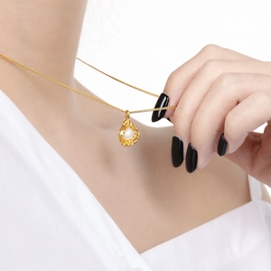 Elegant gold S925 silver necklace with minimalist pearl shell pendant on model