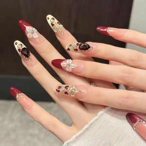 Unghie finte rosse eleganti con fiori 3D e strass in zircone in stile francese