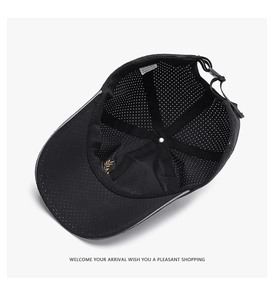 Dettaglio del berretto da baseball in mesh nero ad asciugatura rapida con logo dorato