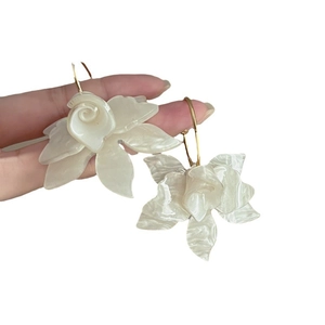 Boucles d'oreilles fleurs en résine blanche avec crochets dorés et fini nacré