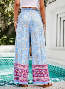 Vue arrière du pantalon bohème bleu clair à jambes larges avec taille haute élastiquée