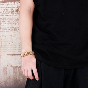 Detailed view of men's golden wolf head bracelet featuring hip-hop style metal links
