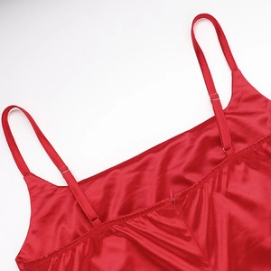 Détail de la robe en satin rouge avec bretelles réglables et fermeture éclair invisible au dos