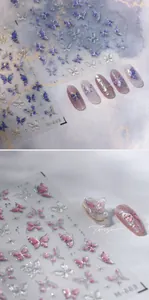 Détail de stickers à ongles papillon bleu glacé avec paillettes et effet relief