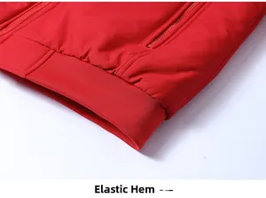 Detail van de rode jas met de elastische zoom en precieze stiksels op winddichte stof