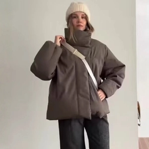 Doudoune femme marron foncé avec col montant et coupe oversize pour l'hiver