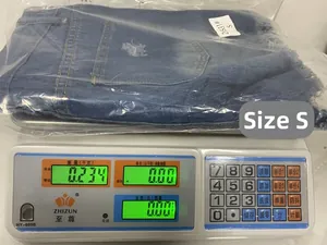 Λεπτομερής προβολή ζυγίσματος τζιν σορτς με ψηλή μέση σε μέγεθος S με κρόσσια