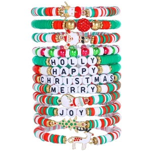 Ensemble de bracelets de Noël multicouches avec perles d'argile et breloques de fête