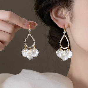 Boucles D'oreilles Goutte D'eau Dorées Style Français Avec Strass Et Pendentifs Pétales En Coquille Blanche Pour Femme