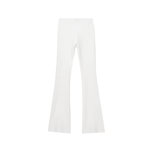 Dettaglio dei pantaloni a zampa bianchi a vita alta in tessuto elastico con vestibilità slim