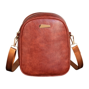 Mini borsa a tracolla in finta pelle marrone rossastro con hardware dorato