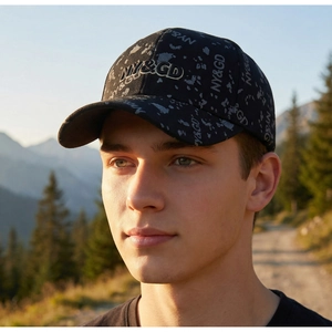 Détail de la broderie 3D NY&GD sur une casquette de baseball noire pour l'extérieur