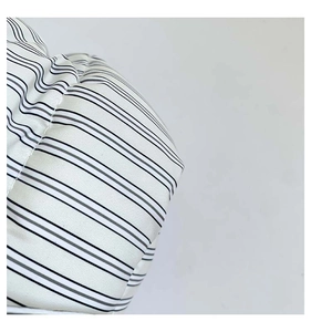 Détail de la texture du tissu à rayures noires et blanches et du motif ondulé