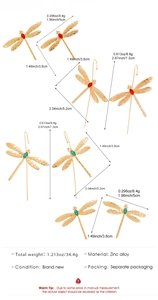 Vue détaillée de boucles d'oreilles libellule avec pierres rouges et turquoise