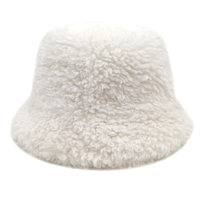 Gros plan du bob en peluche blanche montrant la texture fausse fourrure et bouclée