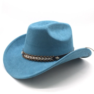 Detail eines himmelblauen Cowboyhuts aus Wildlederimitat mit geflochtenem Band und Niete