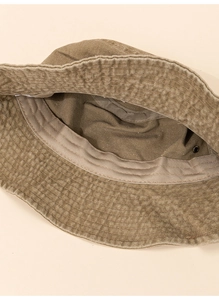 Détail d'un bob en denim délavé marron rétro montrant la bande et les surpiqûres