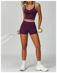 Détail de l'ensemble de sport violet avec liseré blanc pour le tennis et le fitness
