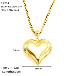 Macro d'un grand pendentif cœur en acier inoxydable plaqué or 18 carats avec chaîne