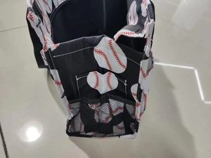 Vista dettagliata della borsa tote nera con stampa baseball e pratica tasca in rete