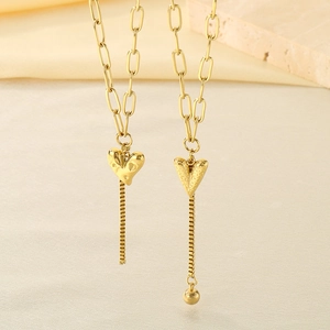 Colliers pendentifs coeur hip hop avec texture irrégulière et longs glands sur soie