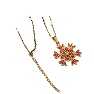 Elegante collana in acciaio inossidabile dorato con ciondolo a fiocco di neve rosso