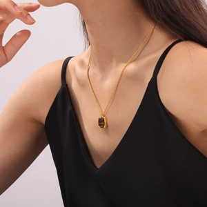 Collier double couche doré élégant avec pendentif rectangulaire en œil de tigre