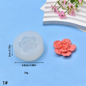Macro view of daisy flower silicone mold showing precise dimensions and 3D floral resin result