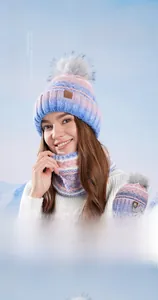 Détail de l'ensemble bonnet en tricot et écharpe d'hiver avec pompon et doublure polaire