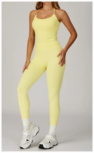 Détail de la texture côtelée sur l'ensemble de yoga sans couture jaune pâle et legging