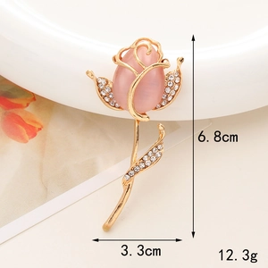 Detailansicht der Rosenbrosche mit Strasssteinen und Maßen von 6,8 cm x 3,3 cm