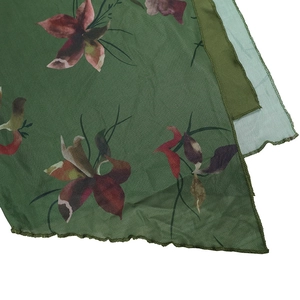 Gros plan détaillé du tissu en résille à fleurs avec bordure ondulée en finition