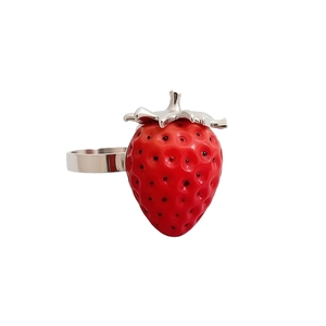 Elegante anello fragola in resina con strass scintillanti e accento foglia in argento
