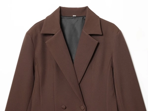 Gros plan du revers et des coutures croisées sur la robe blazer marron foncé