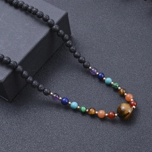 Vue détaillée des perles de lave 6mm et gemmes chakra colorées sur le collier de yoga