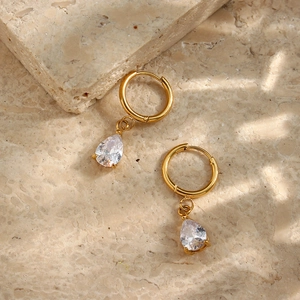 Vista macro de pendientes de gota con circonita bañados en oro de 18 quilates