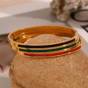 Drei 18K vergoldete Edelstahl-Armreifen mit roten, grünen und schwarzen Steinen