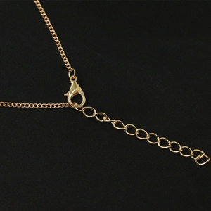 Chaîne plate réglable en acier inoxydable plaqué or 18K avec fermoir mousqueton sur noir