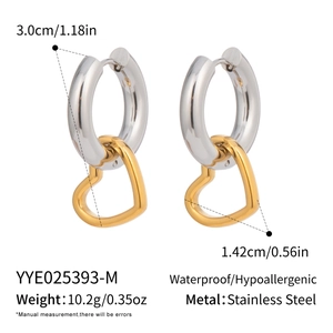 Detail view of bicolor heart earrings in stainless steel with exact measurements