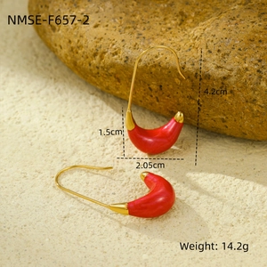Detail view of red and gold C-shaped earrings with size dimensions and weight specifications