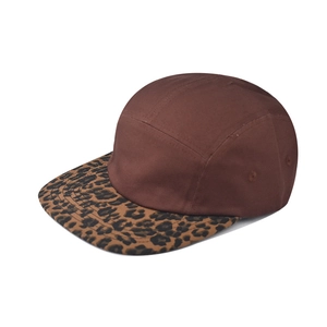 Gorra campestre de cinco paneles con copa marrón y visera plana de estampado leopardo