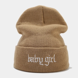 Nahaufnahme der baby girl Stickerei auf khakifarbener Strickmütze mit Textur