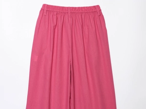 Détail du pantalon en lin rose fuchsia avec taille élastique et texture du tissu