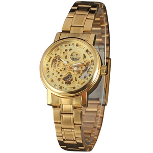 Vue latérale macro de la montre mécanique dorée montrant les engrenages et chiffres romains
