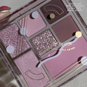 Details einer 9-Farben-Lidschattenpalette mit rosa matten und glitzernden Texturen in Box