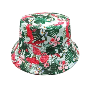 Détail de l'imprimé flamant rose et feuilles tropicales avec coutures précises sur le chapeau
